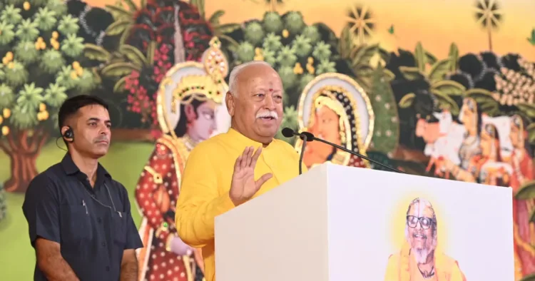 रैवासा धाम में कार्यक्रम को संबोधित करते राष्ट्रीय स्वयंसेवक संघ के सरसंघचालक श्री मोहन भागवत जी।