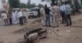 हिंसक झड़प के बाद क्षतिग्रस्त बाइक