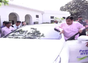 2022 में जब केंद्रीय परिवहन एवं राजमार्ग मंत्री नितिन गडकरी हाइड्रोजन कार से संसद पहुंचे, तो लोगों में उत्सुकता दिखी
