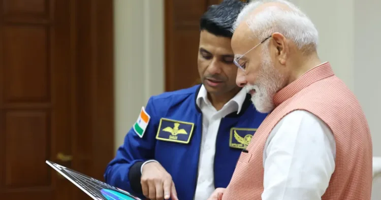 प्रधानमंत्री नरेंद्र मोदी को अंतरिक्ष यात्रा की जानकारी देते शुभांशु शुक्ला