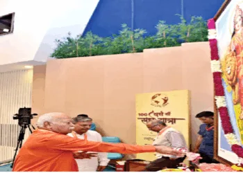 भारत माता का पूजन करते हुए सरसंघचालक श्री मोहन भागवत और श्री दत्तात्रेय होसबाले
