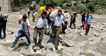 आपदा प्रभावित गांवों में राहत सामग्री लेकर जाते आरएसएस के स्वयंसेवक।
