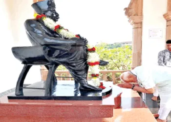 संघ मुख्यालय (रेशिम बाग, नागपुर) में डाॅ. हेडगेवार की प्रतिमा को नमन करते प्रधानमंत्री नरेन्द्र मोदी (फाइल चित्र)
