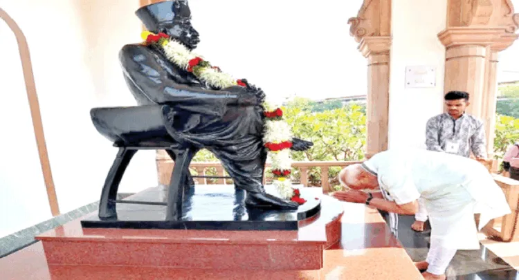 संघ मुख्यालय (रेशिम बाग, नागपुर) में डाॅ. हेडगेवार की प्रतिमा को नमन करते प्रधानमंत्री नरेन्द्र मोदी (फाइल चित्र)