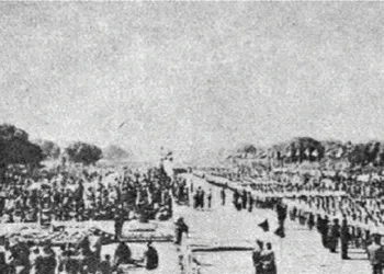 1963 में राजपथ पर गणतंत्र दिवस की परेड में भाग लेते संघ के स्वयंसेवक