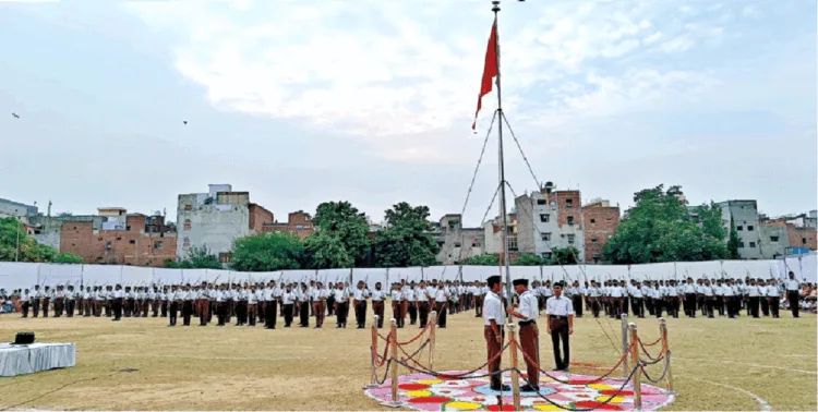 प्रशिक्षण के दौरान संघ के स्वयंसेवक