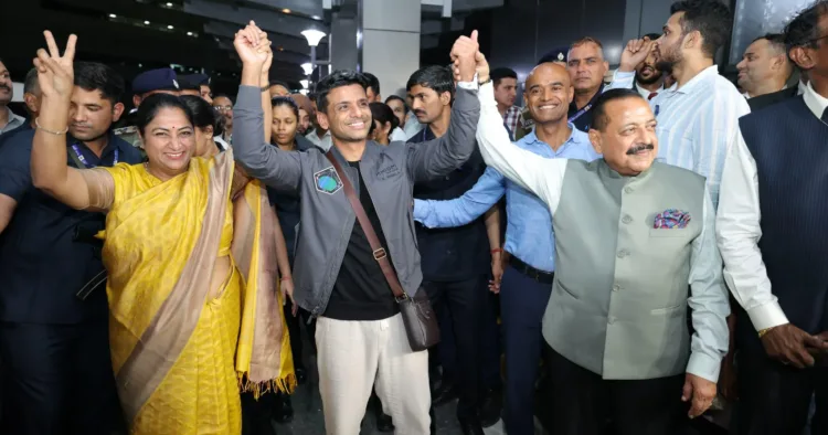 भारत लौटने पर सुभांशु शुक्ला का भव्य स्वागत। साथ में केंद्रीय मंत्री जितेंद्र सिंह और दिल्ली की मुख्यमंत्री रेखा गुप्ता।