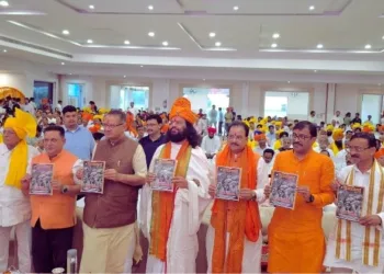 विभाजन की पीड़ा झेलने वाली पीढ़ी के बुजुर्गों को पाञ्चजन्य अंक की प्रति भेंट की गई