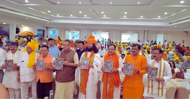 विभाजन की पीड़ा झेलने वाली पीढ़ी के बुजुर्गों को पाञ्चजन्य अंक की प्रति भेंट की गई