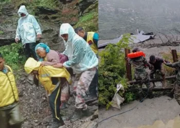पीड़ितों को बचाते हुए राहतकर्मी
