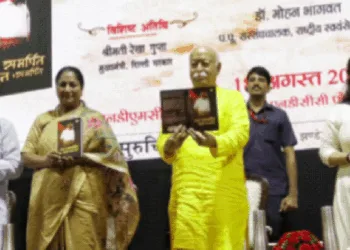 पुस्तक का लोकार्पण करते श्री मोहनराव भागवत। साथ में हैं (बाएं से) श्री राजीव तुली, श्रीमती रेखा गुप्ता और श्रीमती कली पुरी