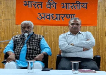 गोष्ठी को संबोधित करते हुए डॉ. मनमोहन वैद्य। साथ में हैं प्रो. वीर सिंह रांगड़ा