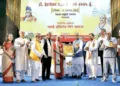 स्वामी गोविंददेव गिरि को सम्मानित करते श्री ओमप्रकाश माथुर और अन्य अतिथि