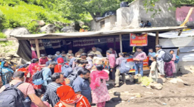 राहत कार्य संघ और सेवा भारती के कार्यकर्ता