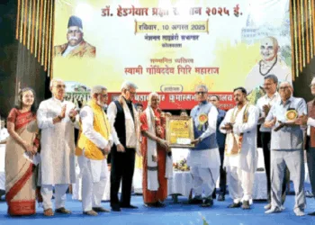स्वामी गोविंददेव गिरि को सम्मानित करते श्री ओमप्रकाश माथुर और अन्य अतिथि