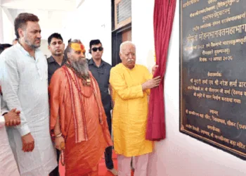 नव-निर्मित गुरुकुल भवन का लोकार्पण करते श्री मोहनराव भागवत