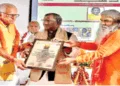 दिनेश कामत (सबसे दाएं) को सम्मानित करते राज्यपाल लक्ष्मण प्रसाद आचार्य