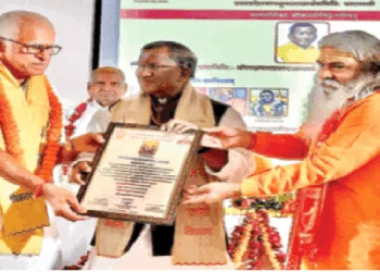 दिनेश कामत (सबसे दाएं) को सम्मानित करते राज्यपाल लक्ष्मण प्रसाद आचार्य