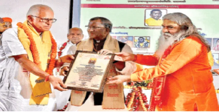 दिनेश कामत (सबसे दाएं) को सम्मानित करते राज्यपाल लक्ष्मण प्रसाद आचार्य