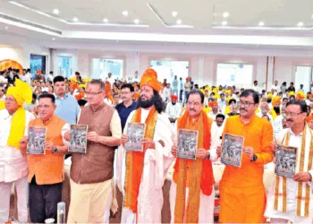 विशेषांक का लोकार्पण करते (बाएं से) त्रिलोक सिंह चीमा, पुष्कर काला, श्याम अरोड़ा, दीपक बाली, गणेश जोशी, हरि चैतन्य जी महाराज, अजय भट्ट, मनोज पाल, कमल जिंदल आदि