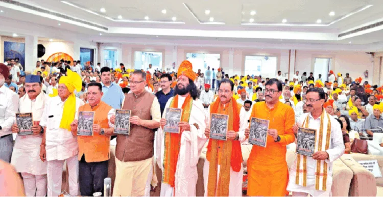 विशेषांक का लोकार्पण करते (बाएं से) त्रिलोक सिंह चीमा, पुष्कर काला, श्याम अरोड़ा, दीपक बाली, गणेश जोशी, हरि चैतन्य जी महाराज, अजय भट्ट, मनोज पाल, कमल जिंदल आदि