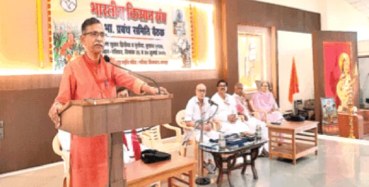 बैठक को संबोधित करते हुए अखिल भारतीय संगठन मंत्री श्री दिनेश कुलकर्णी और मंच पर अन्य अधिकारी