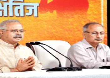 संवाददाताओं को संबोधित करते हुए श्री सुनील आंबेकर। साथ में हैं दिल्ली प्रांत संघचालक डॉ. अनिल अग्रवाल