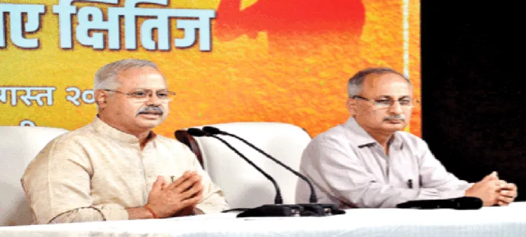 संवाददाताओं को संबोधित करते हुए श्री सुनील आंबेकर। साथ में हैं दिल्ली प्रांत संघचालक डॉ. अनिल अग्रवाल
