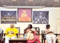 बैठक के मंच पर श्री मोहनराव भागवत। साथ में (बाएं) डॉ. अतुल कोठारी और अन्य अतिथि