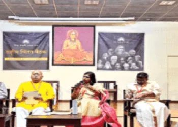बैठक के मंच पर श्री मोहनराव भागवत। साथ में (बाएं) डॉ. अतुल कोठारी और अन्य अतिथि