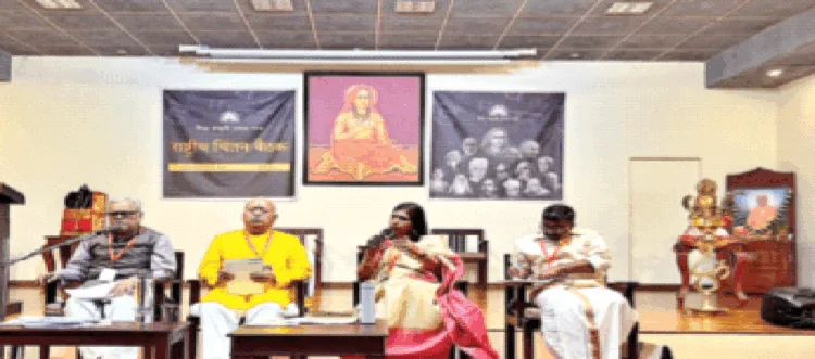 बैठक के मंच पर श्री मोहनराव भागवत। साथ में (बाएं) डॉ. अतुल कोठारी और अन्य अतिथि