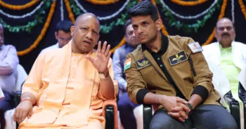 मुख्यमंत्री योगी आदित्यनाथ और ग्रुप कैप्टन शुभांशु शुक्ला।