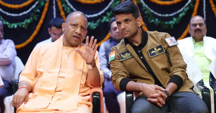 मुख्यमंत्री योगी आदित्यनाथ और ग्रुप कैप्टन शुभांशु शुक्ला।