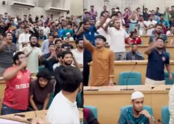 ढाका यूनिवर्सिटी में हिजाब के समर्थन में नारे लगाते छात्र।