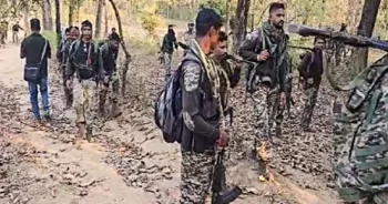 नक्सलियों के खिलाफ अभियान चलाते सुरक्षा बलों के जवान (फाइल फोटो)