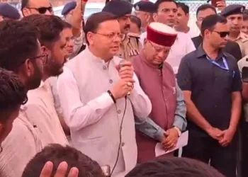 युवाओं के धरना स्थल पर पहुंचे सीएम धामी