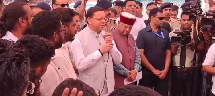 युवाओं के धरना स्थल पर पहुंचे सीएम धामी