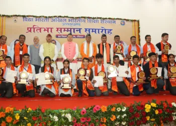 मेधावी बच्चों के बीच मुख्यमंत्री पुष्कर सिंह धामी