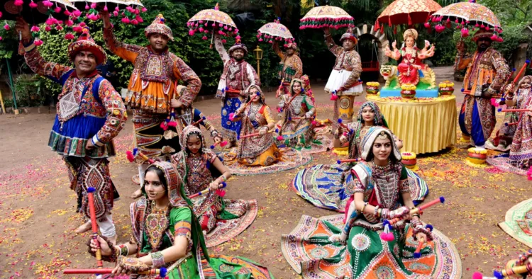 गुजरात में गरबा की तैयारी करते कलाकार (फाइल फोटो)
