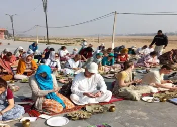 फल्गु नदी के किनारे पिंडदान करते श्रद्धालु