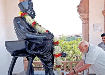 रेशिम बाग, नागपुर में डॉ. हेडगेवार की प्रतिमा पर पुष्पांजलि अर्पित करते प्रधानमंत्री नरेंद्र मोदी