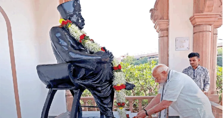 रेशिम बाग, नागपुर में डॉ. हेडगेवार की प्रतिमा पर पुष्पांजलि अर्पित करते प्रधानमंत्री नरेंद्र मोदी
