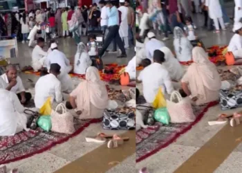 एयरपोर्ट पर खाना खाते यात्री (फोटो-सौजन्य)