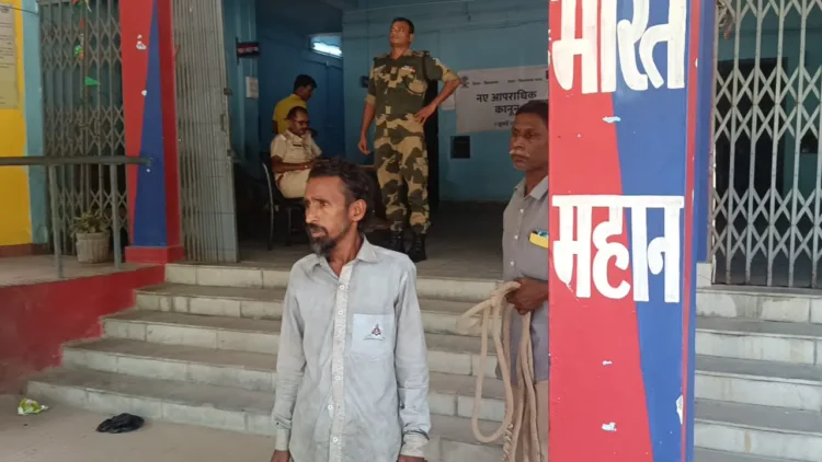 पुलिस की गिरफ्त में सलाम मोंडल
