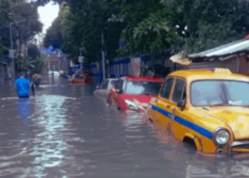 बारिश के कारण कई घरों और आवासीय क्षेत्रों में पानी घुस गया