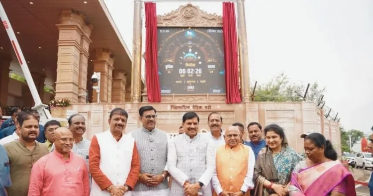सीएम हाउस के बाहर विक्रमादित्य वैदिक घड़ी लगाई गई