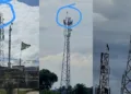 मोबाइल टावर पर लगे इस्लामिक झंडे
