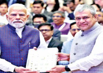 भारत ने 'विक्रम' माइक्रोप्रोसेसर के साथ सेमीकंडक्टर क्रांति की दिशा में ऐतिहासिक छलांग लगाई है। यह उपलब्धि सिर्फ आत्मनिर्भरता नहीं, बल्कि विश्व तकनीकी परिदृश्य में भारत की रणनीतिक धार का प्रमाण