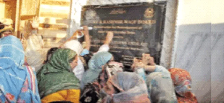 हजरतबल दरगाह में अशोक चिह्न को तोड़ने में कट्टरपंथियों के साथ महिलाएं भी आगे रहीं