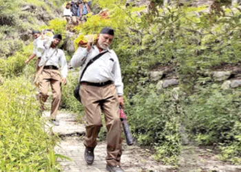 उत्तरकाशी के धराली में आई प्राकृतिक आपदा के बाद राहत कार्यों में लगे स्वयंसेवक। ऐसे कार्यकर्ताओं के कारण ही संघ सफलता की सीढ़ियां चढ़ रहा है।
